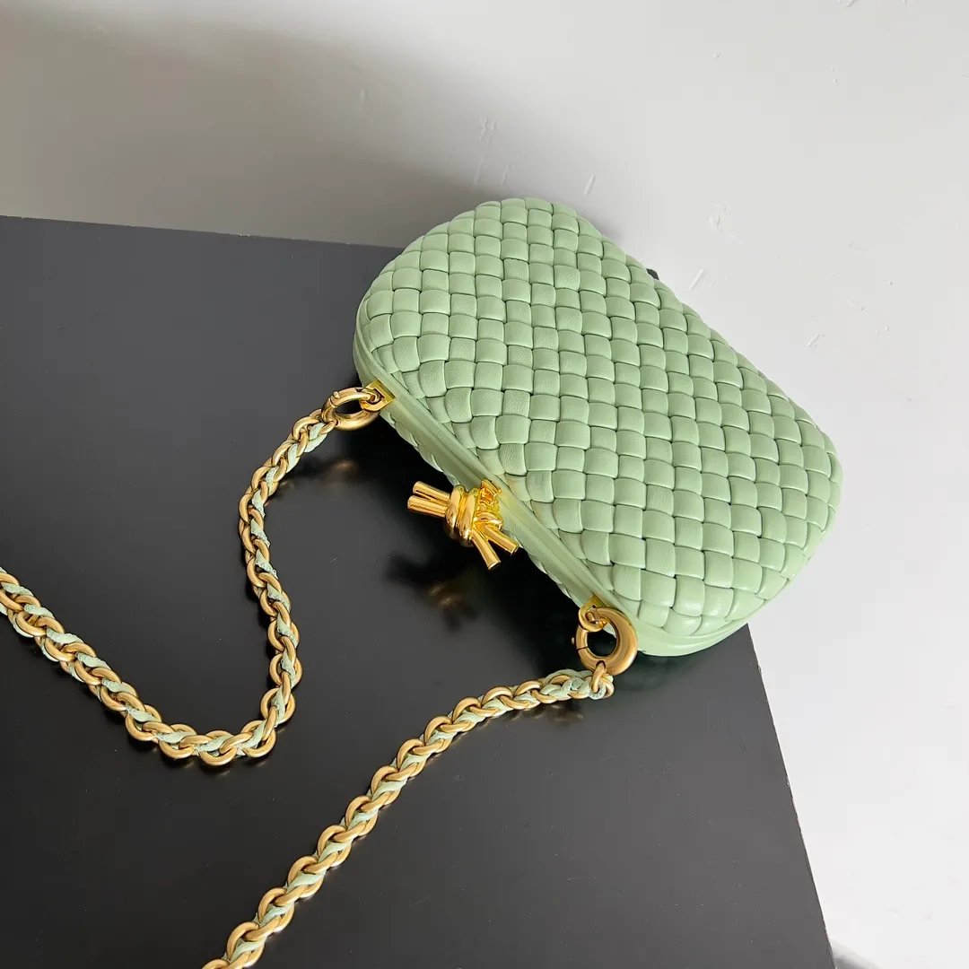 Batch 2260 BOTTEGA VENETA KNOT evening bag chain version for women is now on the market! Delicate and elegant, soft and powerful, this bag is definitely a representative of intellectual women. As an evergreen model of BV, the blessing of the chain is the icing on the cake. The classic weaving once again interprets the unique craftsmanship (the chain can be disassembled separately). Style number: 776662 Size: 19*11.5*5cm